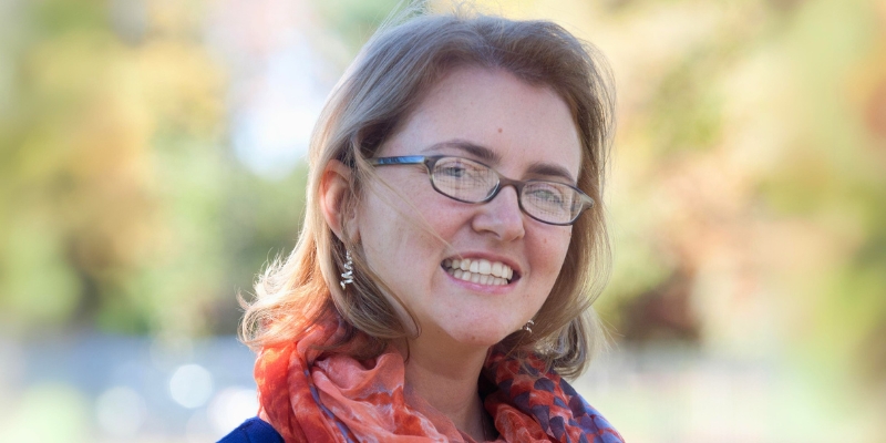 Headshot of Tui Sutherland (with fair skin, chin-length blonde hair, and eyeglasses)