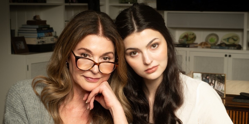 A young woman with brunette hair poses next to a brunette middle-aged woman